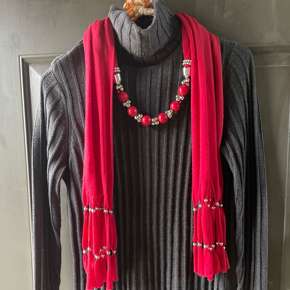Simply Vera Wang Gray Sweater with Red Necklace Scarf